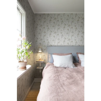 Valkoinen tapetti Iris vaaleanpunaisilla kukilla Sandbergilta kuva