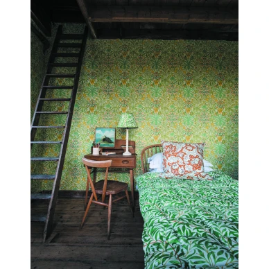 Morris tapetti Woodland Weeds vihrealla kukkakuviolla 217100 kuva
