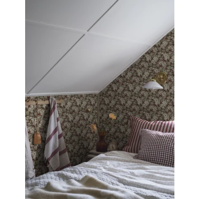 Makuuhuoneen tapetti Aratorp punaisella kukkakuviolla Borastapeterilta 4161 image