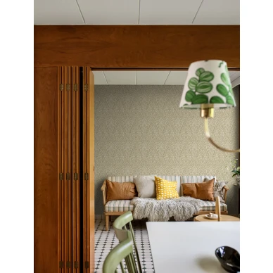 Olohuoneen tapetti vaaleanvihrealla kukkakuviolla Kryddhyllan 4184 Borastapetilta kuva