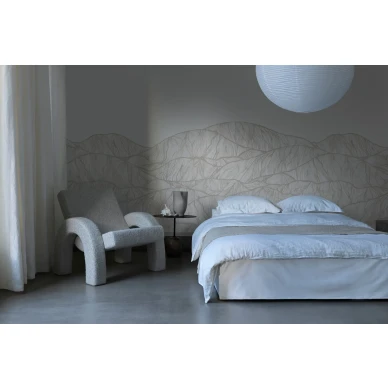 Makuuhuoneen tapetti Mountain 9463w vaalealla graafisella kuviolla Borastapeterilta kuva