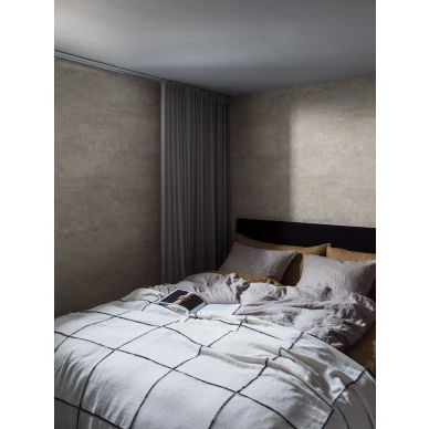 Makuuhuoneen yksivarinen beige tapetti Limestone 9429w Borastapeterilta kuva