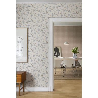 Sinivalkoinen kukkatapetti Elmire Sandbergilta S10148 image