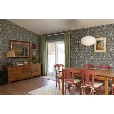 Tummansininen kukkatapetti keittioon Till Carl Sandbergilta S10155 image