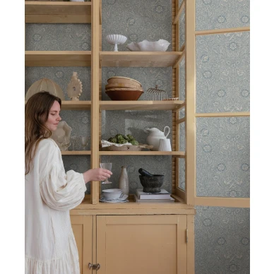 Sininen tapetti kukkakuviolla Caroline S10227 Sandbergilta image