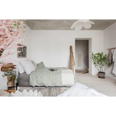 Tapetoi katossa Rebel Wallsin kuvatapetilla Petals R18421 kuva