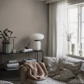 Pellavanvarinen olohuoneen tapetti Borastapeterilta Natural Linen 4312