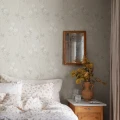 Makuuhuoneen beige kukkatapetti Emma Sandbergilta S10184