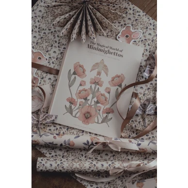 The Magical World of Minimighettos varityskirja 32 sivua Mrs Mighettolta kuva