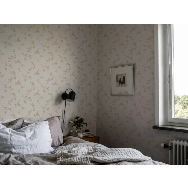 Beige kukkatapetti makuuhuoneeseen Durolta Kerstin 525 02 kuva