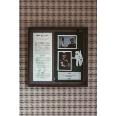 Vihrea raidallinen tapetti Ulricehamnin tapettitehtaalta Houndstooth 904 75 image