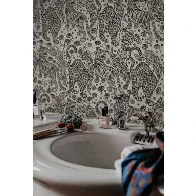 Kylpyhuoneen mustavalkoinen tapetti Year of the Tiger Rebel Wallsilta R19215 image