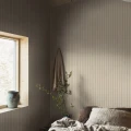 Makuuhuoneen raitatapetti Borastapeterilta Woodland Stripe 4718
