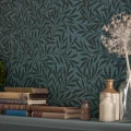 Tummansininen lehtitapetti Emerys Willow 217183 William Morrisilta