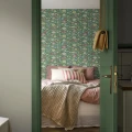 Makuuhuoneen vihrea tapetti Astrid Wilson Borastapeterilta 9491w