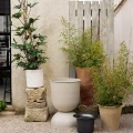 Iso beige kukkaruukku pihalle Ferm Livingilta Hourglass Pot 1104266678