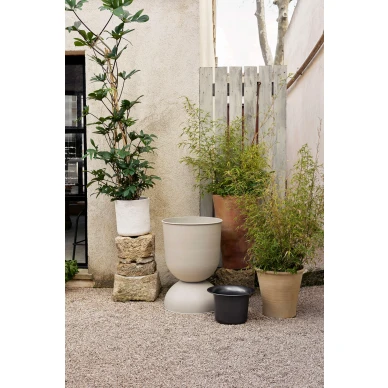Iso beige kukkaruukku pihalle Ferm Livingilta Hourglass Pot 1104266678 kuva