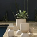 Tyylikkaat beige kukkaruukut Hourglass Pot Ferm Livingilta