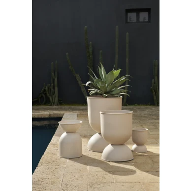 Tyylikkaat beige kukkaruukut Hourglass Pot Ferm Livingilta kuva