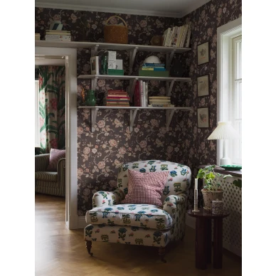 Ruskea kukkatapetti Rosentrad Borastapeterilta 4827 kuva