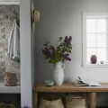 Eteisen harmaa ruudullinen tapetti Ruta Sandbergilta S10316