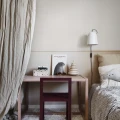 Makuuhuoneen roosa ruudullinen tapetti Ruta Sandbergilta S10317