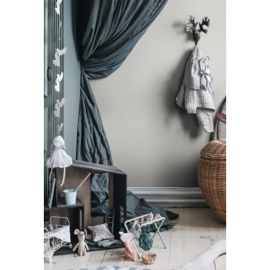 Lastenhuoneen harmaa raidallinen tapetti Rand Sandbergilta S10287 kuva