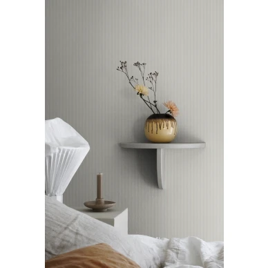 Makuuhuoneen beige raidallinen tapetti Rand Sandbergilta S10288 kuva