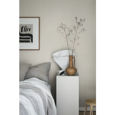 Makuuhuoneen beige tapetti Linne Sandbergilta S10282 image