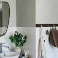 Kylpyhuoneen vihrea tapetti Kalk Sandbergilta S10294