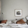 Makuuhuoneen harmaa tapetti Kalk Sandbergilta S10293