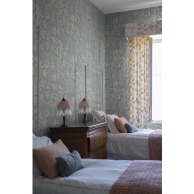 Makuuhuoneen sininen hedelmatapetti Fig Garden Sandbergilta S10260 kuva