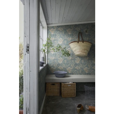 Eteisen vaaleansininen kukkatapetti Daphne Sandbergilta S10239 kuva