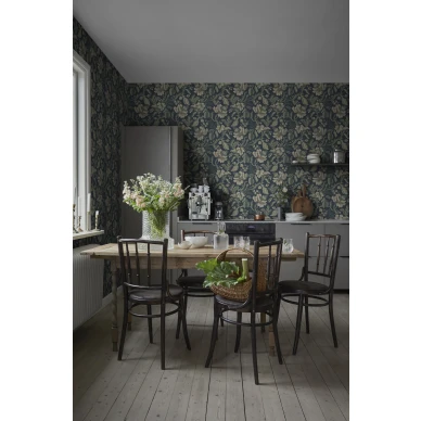Keittion sininen kukkatapetti Daphne Sandbergilta S10240 kuva