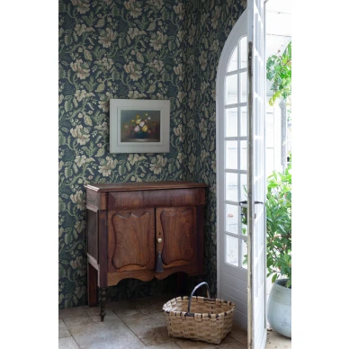 Olohuoneen kukkatapetti Daphne Sandbergilta S10240 kuva