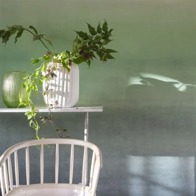 Olohuoneen vihrea ombretapetti Designers Guildilta Shoshi PDG1163 03 image