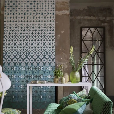 Vihrea geometrinen tapetti Designers Guildilta Karaoshi PDG1161 02 kuva