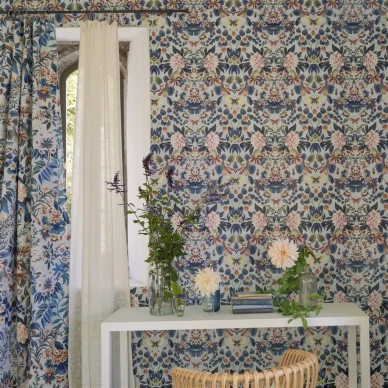 Sininen kukkatapetti Designers Guildilta Ikebana Damask PDG1156 04 image