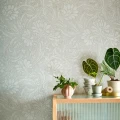 Olohuoneen beige kukkatapetti 1838 Wallcoveringsilta Eden 2311 173 01