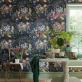 Ruokailuhuoneen musta kukkatapetti 1838 Wallcoveringsilta Kilburns Coral 2311 166 04