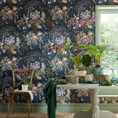 Ruokailuhuoneen musta kukkatapetti 1838 Wallcoveringsilta Kilburns Coral 2311 166 04 image