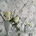 Harmaa romanttinen kukkatapetti Fleur Blanche Designers Guildilta PDG1172 02
