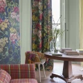 Olohuoneen kukkatapetti Tapestry Flower Designers Guildilta PDG1153 01