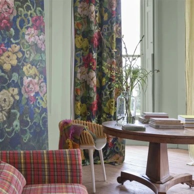 Olohuoneen kukkatapetti Tapestry Flower Designers Guildilta PDG1153 01 image