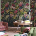 Olohuoneen tumma kukkatapetti Tapestry Flower Designers Guildilta PDG1153 01