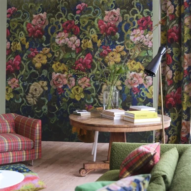 Olohuoneen tumma kukkatapetti Tapestry Flower Designers Guildilta PDG1153 01 image