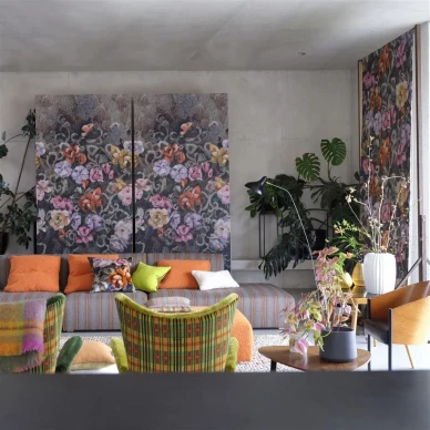 Tumma kukkatapetti olohuoneeseen Tapestry Flower Designers Guildilta PDG1153 02 image