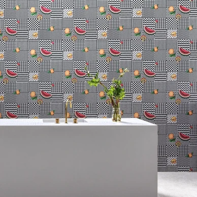 Frutta e Geometrico tapetti mustavalkoisella pohjalla ja varikkailla hedelmilla tuo raikkautta kotiisi kuva