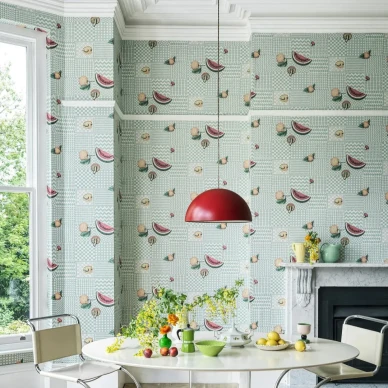 Frutta e Geometrico tapetti tuo raikkautta kotiisi. Tassa tapetissa on ihana pastellin sininen pohja ja varikkaat hedelmat kuva