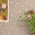 Sininen kukkatapetti Flora Majvillan Dusty BLue